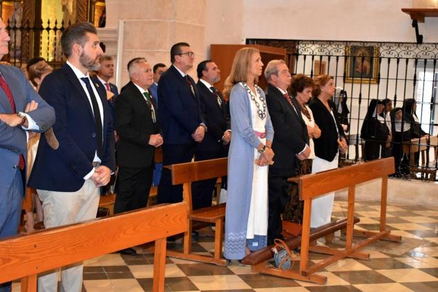 La Infanta doña Elena inició ayer una visita a Caravaca de la Cruz. S.A.R. llegó poco antes de las cinco de la tarde y fue recibida por el hermano mayor de la Cofradía de la Vera Cruz, Luis Melgarejo, y algunos representantes de la Junta Representativa de esta institución religiosa. A las siete de la tarde asistió a la eucaristía en el convento de las Monjas Claras, la ceremonia fue oficiada por el vicario episcopal de la zona Caravaca – Mula, David Martínez; y el prior de los padres carmelitas, fray Pascual Gil. Al finalizar la misa, doña Elena, se aproximó a la reja que separa la zona de clausura del convento para compartir impresiones con las religiosas. 