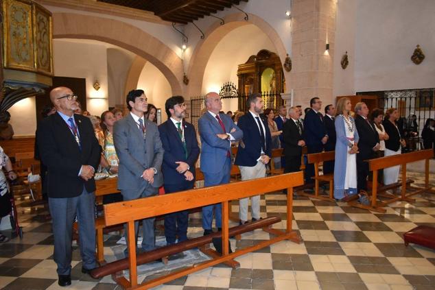 La Infanta doña Elena inició ayer una visita a Caravaca de la Cruz. S.A.R. llegó poco antes de las cinco de la tarde y fue recibida por el hermano mayor de la Cofradía de la Vera Cruz, Luis Melgarejo, y algunos representantes de la Junta Representativa de esta institución religiosa. A las siete de la tarde asistió a la eucaristía en el convento de las Monjas Claras, la ceremonia fue oficiada por el vicario episcopal de la zona Caravaca – Mula, David Martínez; y el prior de los padres carmelitas, fray Pascual Gil. Al finalizar la misa, doña Elena, se aproximó a la reja que separa la zona de clausura del convento para compartir impresiones con las religiosas. 