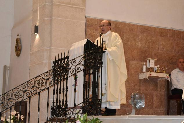 La Infanta doña Elena inició ayer una visita a Caravaca de la Cruz. S.A.R. llegó poco antes de las cinco de la tarde y fue recibida por el hermano mayor de la Cofradía de la Vera Cruz, Luis Melgarejo, y algunos representantes de la Junta Representativa de esta institución religiosa. A las siete de la tarde asistió a la eucaristía en el convento de las Monjas Claras, la ceremonia fue oficiada por el vicario episcopal de la zona Caravaca – Mula, David Martínez; y el prior de los padres carmelitas, fray Pascual Gil. Al finalizar la misa, doña Elena, se aproximó a la reja que separa la zona de clausura del convento para compartir impresiones con las religiosas. 