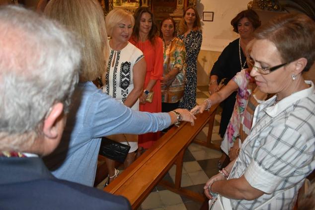 La Infanta doña Elena inició ayer una visita a Caravaca de la Cruz. S.A.R. llegó poco antes de las cinco de la tarde y fue recibida por el hermano mayor de la Cofradía de la Vera Cruz, Luis Melgarejo, y algunos representantes de la Junta Representativa de esta institución religiosa. A las siete de la tarde asistió a la eucaristía en el convento de las Monjas Claras, la ceremonia fue oficiada por el vicario episcopal de la zona Caravaca – Mula, David Martínez; y el prior de los padres carmelitas, fray Pascual Gil. Al finalizar la misa, doña Elena, se aproximó a la reja que separa la zona de clausura del convento para compartir impresiones con las religiosas. 