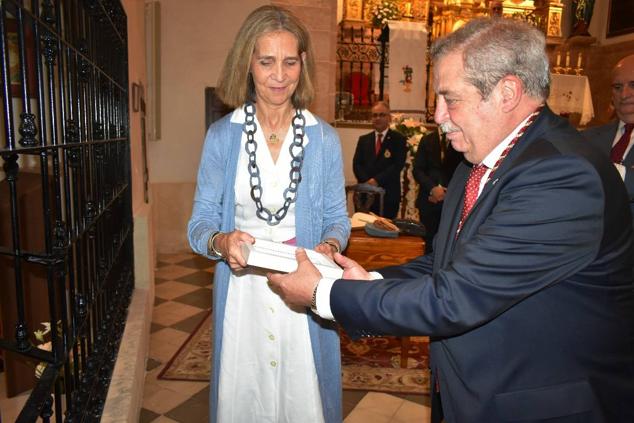 La Infanta doña Elena inició ayer una visita a Caravaca de la Cruz. S.A.R. llegó poco antes de las cinco de la tarde y fue recibida por el hermano mayor de la Cofradía de la Vera Cruz, Luis Melgarejo, y algunos representantes de la Junta Representativa de esta institución religiosa. A las siete de la tarde asistió a la eucaristía en el convento de las Monjas Claras, la ceremonia fue oficiada por el vicario episcopal de la zona Caravaca – Mula, David Martínez; y el prior de los padres carmelitas, fray Pascual Gil. Al finalizar la misa, doña Elena, se aproximó a la reja que separa la zona de clausura del convento para compartir impresiones con las religiosas. 