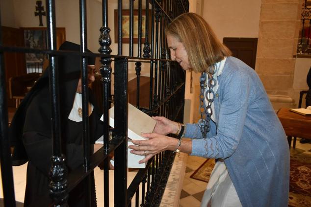 La Infanta doña Elena inició ayer una visita a Caravaca de la Cruz. S.A.R. llegó poco antes de las cinco de la tarde y fue recibida por el hermano mayor de la Cofradía de la Vera Cruz, Luis Melgarejo, y algunos representantes de la Junta Representativa de esta institución religiosa. A las siete de la tarde asistió a la eucaristía en el convento de las Monjas Claras, la ceremonia fue oficiada por el vicario episcopal de la zona Caravaca – Mula, David Martínez; y el prior de los padres carmelitas, fray Pascual Gil. Al finalizar la misa, doña Elena, se aproximó a la reja que separa la zona de clausura del convento para compartir impresiones con las religiosas. 