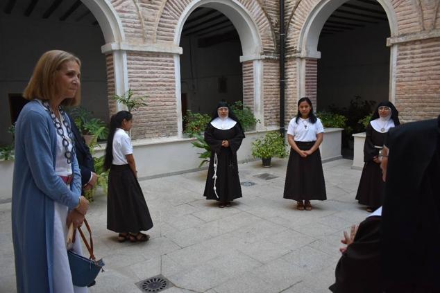 La Infanta doña Elena inició ayer una visita a Caravaca de la Cruz. S.A.R. llegó poco antes de las cinco de la tarde y fue recibida por el hermano mayor de la Cofradía de la Vera Cruz, Luis Melgarejo, y algunos representantes de la Junta Representativa de esta institución religiosa. A las siete de la tarde asistió a la eucaristía en el convento de las Monjas Claras, la ceremonia fue oficiada por el vicario episcopal de la zona Caravaca – Mula, David Martínez; y el prior de los padres carmelitas, fray Pascual Gil. Al finalizar la misa, doña Elena, se aproximó a la reja que separa la zona de clausura del convento para compartir impresiones con las religiosas. 