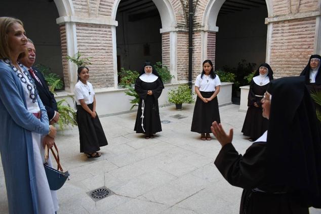 La Infanta doña Elena inició ayer una visita a Caravaca de la Cruz. S.A.R. llegó poco antes de las cinco de la tarde y fue recibida por el hermano mayor de la Cofradía de la Vera Cruz, Luis Melgarejo, y algunos representantes de la Junta Representativa de esta institución religiosa. A las siete de la tarde asistió a la eucaristía en el convento de las Monjas Claras, la ceremonia fue oficiada por el vicario episcopal de la zona Caravaca – Mula, David Martínez; y el prior de los padres carmelitas, fray Pascual Gil. Al finalizar la misa, doña Elena, se aproximó a la reja que separa la zona de clausura del convento para compartir impresiones con las religiosas. 