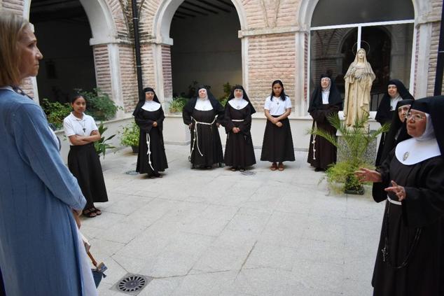 La Infanta doña Elena inició ayer una visita a Caravaca de la Cruz. S.A.R. llegó poco antes de las cinco de la tarde y fue recibida por el hermano mayor de la Cofradía de la Vera Cruz, Luis Melgarejo, y algunos representantes de la Junta Representativa de esta institución religiosa. A las siete de la tarde asistió a la eucaristía en el convento de las Monjas Claras, la ceremonia fue oficiada por el vicario episcopal de la zona Caravaca – Mula, David Martínez; y el prior de los padres carmelitas, fray Pascual Gil. Al finalizar la misa, doña Elena, se aproximó a la reja que separa la zona de clausura del convento para compartir impresiones con las religiosas. 