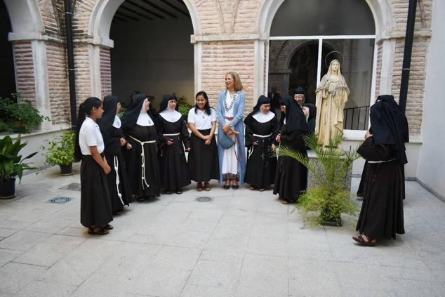 La Infanta doña Elena inició ayer una visita a Caravaca de la Cruz. S.A.R. llegó poco antes de las cinco de la tarde y fue recibida por el hermano mayor de la Cofradía de la Vera Cruz, Luis Melgarejo, y algunos representantes de la Junta Representativa de esta institución religiosa. A las siete de la tarde asistió a la eucaristía en el convento de las Monjas Claras, la ceremonia fue oficiada por el vicario episcopal de la zona Caravaca – Mula, David Martínez; y el prior de los padres carmelitas, fray Pascual Gil. Al finalizar la misa, doña Elena, se aproximó a la reja que separa la zona de clausura del convento para compartir impresiones con las religiosas. 