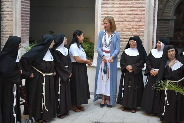 La Infanta doña Elena inició ayer una visita a Caravaca de la Cruz. S.A.R. llegó poco antes de las cinco de la tarde y fue recibida por el hermano mayor de la Cofradía de la Vera Cruz, Luis Melgarejo, y algunos representantes de la Junta Representativa de esta institución religiosa. A las siete de la tarde asistió a la eucaristía en el convento de las Monjas Claras, la ceremonia fue oficiada por el vicario episcopal de la zona Caravaca – Mula, David Martínez; y el prior de los padres carmelitas, fray Pascual Gil. Al finalizar la misa, doña Elena, se aproximó a la reja que separa la zona de clausura del convento para compartir impresiones con las religiosas. 