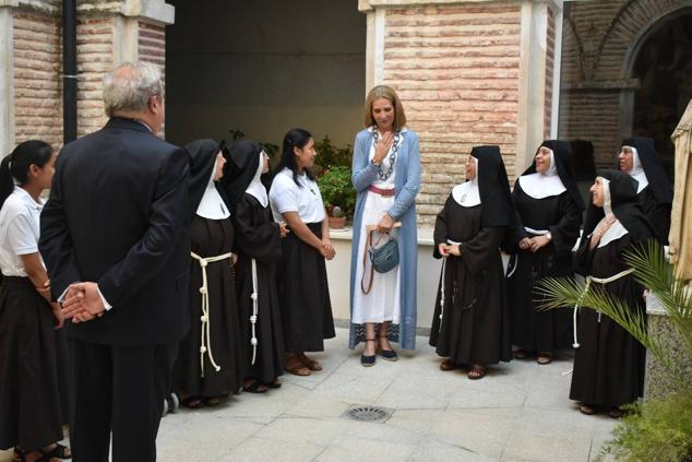 La Infanta doña Elena inició ayer una visita a Caravaca de la Cruz. S.A.R. llegó poco antes de las cinco de la tarde y fue recibida por el hermano mayor de la Cofradía de la Vera Cruz, Luis Melgarejo, y algunos representantes de la Junta Representativa de esta institución religiosa. A las siete de la tarde asistió a la eucaristía en el convento de las Monjas Claras, la ceremonia fue oficiada por el vicario episcopal de la zona Caravaca – Mula, David Martínez; y el prior de los padres carmelitas, fray Pascual Gil. Al finalizar la misa, doña Elena, se aproximó a la reja que separa la zona de clausura del convento para compartir impresiones con las religiosas. 