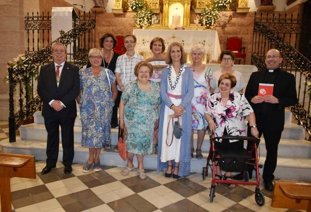 La Infanta doña Elena inició ayer una visita a Caravaca de la Cruz. S.A.R. llegó poco antes de las cinco de la tarde y fue recibida por el hermano mayor de la Cofradía de la Vera Cruz, Luis Melgarejo, y algunos representantes de la Junta Representativa de esta institución religiosa. A las siete de la tarde asistió a la eucaristía en el convento de las Monjas Claras, la ceremonia fue oficiada por el vicario episcopal de la zona Caravaca – Mula, David Martínez; y el prior de los padres carmelitas, fray Pascual Gil. Al finalizar la misa, doña Elena, se aproximó a la reja que separa la zona de clausura del convento para compartir impresiones con las religiosas. 