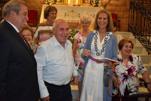 La Infanta doña Elena inició ayer una visita a Caravaca de la Cruz. S.A.R. llegó poco antes de las cinco de la tarde y fue recibida por el hermano mayor de la Cofradía de la Vera Cruz, Luis Melgarejo, y algunos representantes de la Junta Representativa de esta institución religiosa. A las siete de la tarde asistió a la eucaristía en el convento de las Monjas Claras, la ceremonia fue oficiada por el vicario episcopal de la zona Caravaca – Mula, David Martínez; y el prior de los padres carmelitas, fray Pascual Gil. Al finalizar la misa, doña Elena, se aproximó a la reja que separa la zona de clausura del convento para compartir impresiones con las religiosas. 