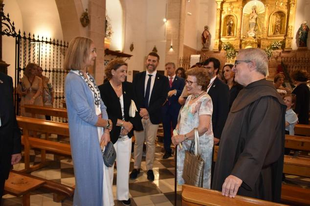 La Infanta doña Elena inició ayer una visita a Caravaca de la Cruz. S.A.R. llegó poco antes de las cinco de la tarde y fue recibida por el hermano mayor de la Cofradía de la Vera Cruz, Luis Melgarejo, y algunos representantes de la Junta Representativa de esta institución religiosa. A las siete de la tarde asistió a la eucaristía en el convento de las Monjas Claras, la ceremonia fue oficiada por el vicario episcopal de la zona Caravaca – Mula, David Martínez; y el prior de los padres carmelitas, fray Pascual Gil. Al finalizar la misa, doña Elena, se aproximó a la reja que separa la zona de clausura del convento para compartir impresiones con las religiosas. 