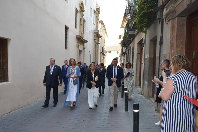 La Infanta doña Elena inició ayer una visita a Caravaca de la Cruz. S.A.R. llegó poco antes de las cinco de la tarde y fue recibida por el hermano mayor de la Cofradía de la Vera Cruz, Luis Melgarejo, y algunos representantes de la Junta Representativa de esta institución religiosa. A las siete de la tarde asistió a la eucaristía en el convento de las Monjas Claras, la ceremonia fue oficiada por el vicario episcopal de la zona Caravaca – Mula, David Martínez; y el prior de los padres carmelitas, fray Pascual Gil. Al finalizar la misa, doña Elena, se aproximó a la reja que separa la zona de clausura del convento para compartir impresiones con las religiosas. 