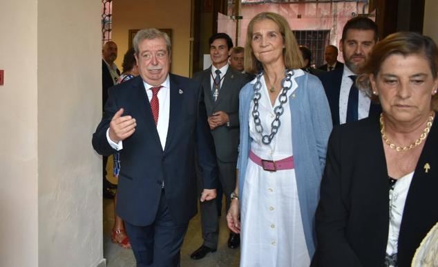La Infanta doña Elena inició ayer una visita a Caravaca de la Cruz. S.A.R. llegó poco antes de las cinco de la tarde y fue recibida por el hermano mayor de la Cofradía de la Vera Cruz, Luis Melgarejo, y algunos representantes de la Junta Representativa de esta institución religiosa. A las siete de la tarde asistió a la eucaristía en el convento de las Monjas Claras, la ceremonia fue oficiada por el vicario episcopal de la zona Caravaca – Mula, David Martínez; y el prior de los padres carmelitas, fray Pascual Gil. Al finalizar la misa, doña Elena, se aproximó a la reja que separa la zona de clausura del convento para compartir impresiones con las religiosas. 