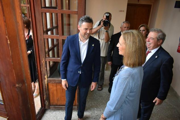 La Infanta doña Elena inició ayer una visita a Caravaca de la Cruz. S.A.R. llegó poco antes de las cinco de la tarde y fue recibida por el hermano mayor de la Cofradía de la Vera Cruz, Luis Melgarejo, y algunos representantes de la Junta Representativa de esta institución religiosa. A las siete de la tarde asistió a la eucaristía en el convento de las Monjas Claras, la ceremonia fue oficiada por el vicario episcopal de la zona Caravaca – Mula, David Martínez; y el prior de los padres carmelitas, fray Pascual Gil. Al finalizar la misa, doña Elena, se aproximó a la reja que separa la zona de clausura del convento para compartir impresiones con las religiosas. 