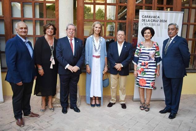 La Infanta doña Elena inició ayer una visita a Caravaca de la Cruz. S.A.R. llegó poco antes de las cinco de la tarde y fue recibida por el hermano mayor de la Cofradía de la Vera Cruz, Luis Melgarejo, y algunos representantes de la Junta Representativa de esta institución religiosa. A las siete de la tarde asistió a la eucaristía en el convento de las Monjas Claras, la ceremonia fue oficiada por el vicario episcopal de la zona Caravaca – Mula, David Martínez; y el prior de los padres carmelitas, fray Pascual Gil. Al finalizar la misa, doña Elena, se aproximó a la reja que separa la zona de clausura del convento para compartir impresiones con las religiosas. 