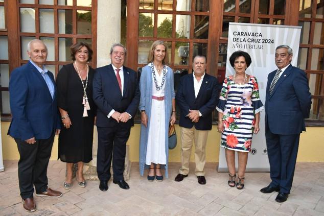 La Infanta doña Elena inició ayer una visita a Caravaca de la Cruz. S.A.R. llegó poco antes de las cinco de la tarde y fue recibida por el hermano mayor de la Cofradía de la Vera Cruz, Luis Melgarejo, y algunos representantes de la Junta Representativa de esta institución religiosa. A las siete de la tarde asistió a la eucaristía en el convento de las Monjas Claras, la ceremonia fue oficiada por el vicario episcopal de la zona Caravaca – Mula, David Martínez; y el prior de los padres carmelitas, fray Pascual Gil. Al finalizar la misa, doña Elena, se aproximó a la reja que separa la zona de clausura del convento para compartir impresiones con las religiosas. 