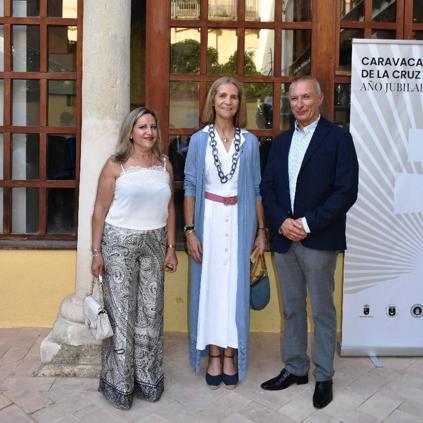La Infanta doña Elena inició ayer una visita a Caravaca de la Cruz. S.A.R. llegó poco antes de las cinco de la tarde y fue recibida por el hermano mayor de la Cofradía de la Vera Cruz, Luis Melgarejo, y algunos representantes de la Junta Representativa de esta institución religiosa. A las siete de la tarde asistió a la eucaristía en el convento de las Monjas Claras, la ceremonia fue oficiada por el vicario episcopal de la zona Caravaca – Mula, David Martínez; y el prior de los padres carmelitas, fray Pascual Gil. Al finalizar la misa, doña Elena, se aproximó a la reja que separa la zona de clausura del convento para compartir impresiones con las religiosas. 