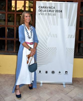 La Infanta doña Elena inició ayer una visita a Caravaca de la Cruz. S.A.R. llegó poco antes de las cinco de la tarde y fue recibida por el hermano mayor de la Cofradía de la Vera Cruz, Luis Melgarejo, y algunos representantes de la Junta Representativa de esta institución religiosa. A las siete de la tarde asistió a la eucaristía en el convento de las Monjas Claras, la ceremonia fue oficiada por el vicario episcopal de la zona Caravaca – Mula, David Martínez; y el prior de los padres carmelitas, fray Pascual Gil. Al finalizar la misa, doña Elena, se aproximó a la reja que separa la zona de clausura del convento para compartir impresiones con las religiosas. 
