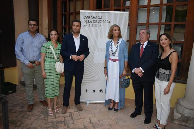 La Infanta doña Elena inició ayer una visita a Caravaca de la Cruz. S.A.R. llegó poco antes de las cinco de la tarde y fue recibida por el hermano mayor de la Cofradía de la Vera Cruz, Luis Melgarejo, y algunos representantes de la Junta Representativa de esta institución religiosa. A las siete de la tarde asistió a la eucaristía en el convento de las Monjas Claras, la ceremonia fue oficiada por el vicario episcopal de la zona Caravaca – Mula, David Martínez; y el prior de los padres carmelitas, fray Pascual Gil. Al finalizar la misa, doña Elena, se aproximó a la reja que separa la zona de clausura del convento para compartir impresiones con las religiosas. 