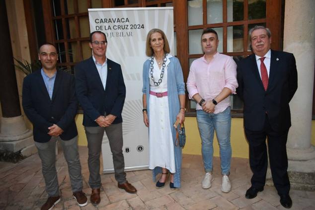 La Infanta doña Elena inició ayer una visita a Caravaca de la Cruz. S.A.R. llegó poco antes de las cinco de la tarde y fue recibida por el hermano mayor de la Cofradía de la Vera Cruz, Luis Melgarejo, y algunos representantes de la Junta Representativa de esta institución religiosa. A las siete de la tarde asistió a la eucaristía en el convento de las Monjas Claras, la ceremonia fue oficiada por el vicario episcopal de la zona Caravaca – Mula, David Martínez; y el prior de los padres carmelitas, fray Pascual Gil. Al finalizar la misa, doña Elena, se aproximó a la reja que separa la zona de clausura del convento para compartir impresiones con las religiosas. 