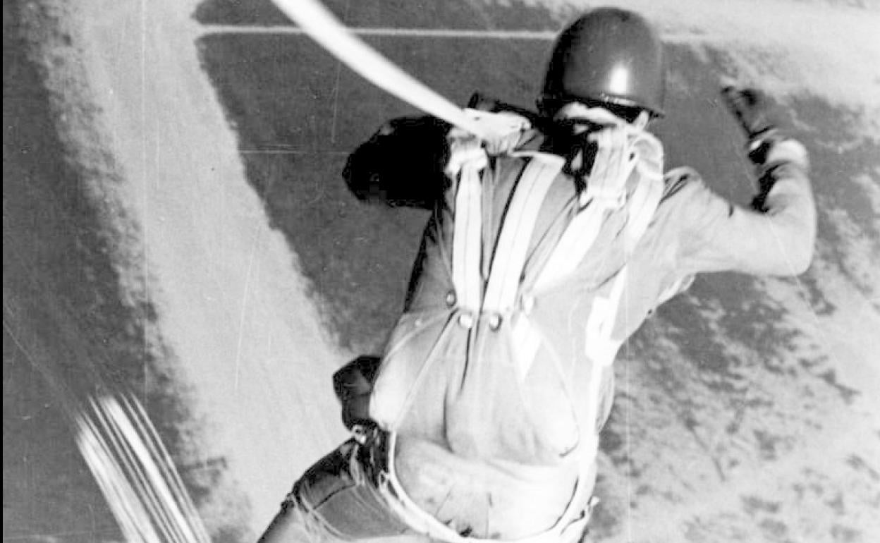 Paracaidista que formó parte del primer salto militar en 1948 en la Base Aérea de Alcantarilla. La foto está hecha desde el interior del avión. 