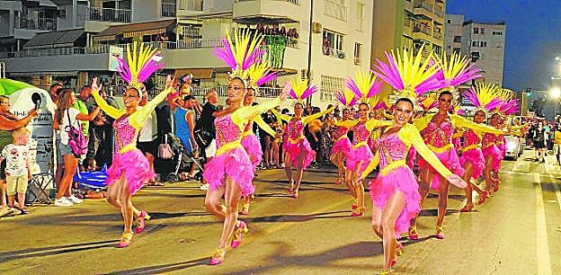 Un momento del desfile de Carnaval, anoche, en el paseo de Parra de Águilas. 