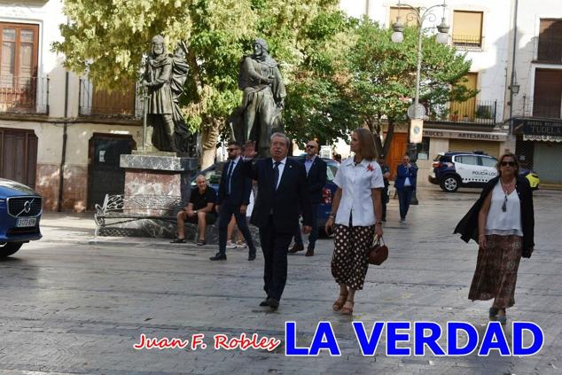 La Infanta Elena fue recibida por el alcalde de Caravaca, José Francisco García, en el Ayuntamiento; saludó a los concejales de la Corporación Municipal y firmó en el libro de honor del consistorio. El regidor caravaqueño entregó a doña Elena una maqueta del castillo-basílica de la Vera Cruz bañada en plata y varios pares de alpargatas de yute fabricadas en una fábrica caravaqueña. La misma que también ha servido este producto artesanal a la Reina Letizia y a Doña Sofía.