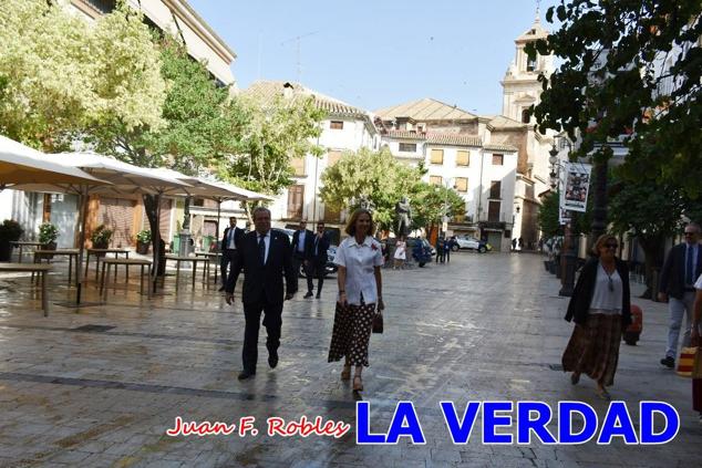 La Infanta Elena fue recibida por el alcalde de Caravaca, José Francisco García, en el Ayuntamiento; saludó a los concejales de la Corporación Municipal y firmó en el libro de honor del consistorio. El regidor caravaqueño entregó a doña Elena una maqueta del castillo-basílica de la Vera Cruz bañada en plata y varios pares de alpargatas de yute fabricadas en una fábrica caravaqueña. La misma que también ha servido este producto artesanal a la Reina Letizia y a Doña Sofía.