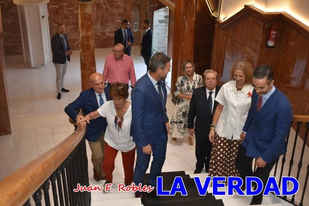 La Infanta Elena fue recibida por el alcalde de Caravaca, José Francisco García, en el Ayuntamiento; saludó a los concejales de la Corporación Municipal y firmó en el libro de honor del consistorio. El regidor caravaqueño entregó a doña Elena una maqueta del castillo-basílica de la Vera Cruz bañada en plata y varios pares de alpargatas de yute fabricadas en una fábrica caravaqueña. La misma que también ha servido este producto artesanal a la Reina Letizia y a Doña Sofía.