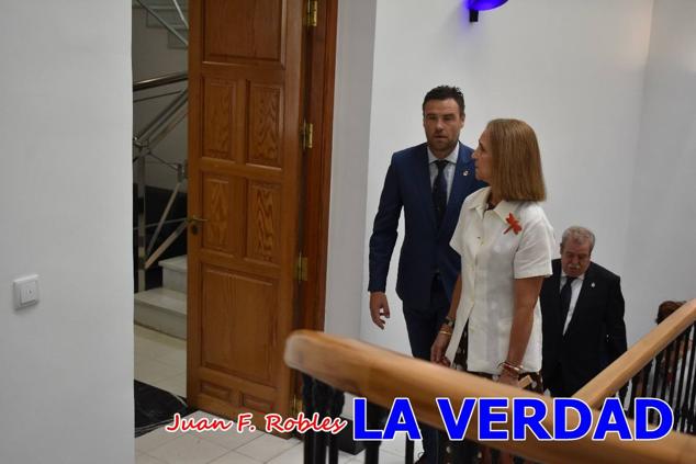 La Infanta Elena fue recibida por el alcalde de Caravaca, José Francisco García, en el Ayuntamiento; saludó a los concejales de la Corporación Municipal y firmó en el libro de honor del consistorio. El regidor caravaqueño entregó a doña Elena una maqueta del castillo-basílica de la Vera Cruz bañada en plata y varios pares de alpargatas de yute fabricadas en una fábrica caravaqueña. La misma que también ha servido este producto artesanal a la Reina Letizia y a Doña Sofía.