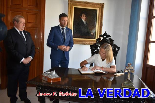 La Infanta Elena fue recibida por el alcalde de Caravaca, José Francisco García, en el Ayuntamiento; saludó a los concejales de la Corporación Municipal y firmó en el libro de honor del consistorio. El regidor caravaqueño entregó a doña Elena una maqueta del castillo-basílica de la Vera Cruz bañada en plata y varios pares de alpargatas de yute fabricadas en una fábrica caravaqueña. La misma que también ha servido este producto artesanal a la Reina Letizia y a Doña Sofía.