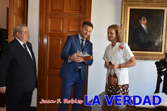 La Infanta Elena fue recibida por el alcalde de Caravaca, José Francisco García, en el Ayuntamiento; saludó a los concejales de la Corporación Municipal y firmó en el libro de honor del consistorio. El regidor caravaqueño entregó a doña Elena una maqueta del castillo-basílica de la Vera Cruz bañada en plata y varios pares de alpargatas de yute fabricadas en una fábrica caravaqueña. La misma que también ha servido este producto artesanal a la Reina Letizia y a Doña Sofía.