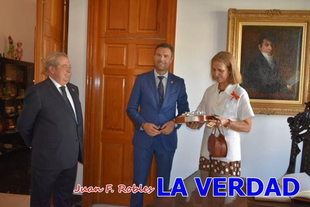 La Infanta Elena fue recibida por el alcalde de Caravaca, José Francisco García, en el Ayuntamiento; saludó a los concejales de la Corporación Municipal y firmó en el libro de honor del consistorio. El regidor caravaqueño entregó a doña Elena una maqueta del castillo-basílica de la Vera Cruz bañada en plata y varios pares de alpargatas de yute fabricadas en una fábrica caravaqueña. La misma que también ha servido este producto artesanal a la Reina Letizia y a Doña Sofía.