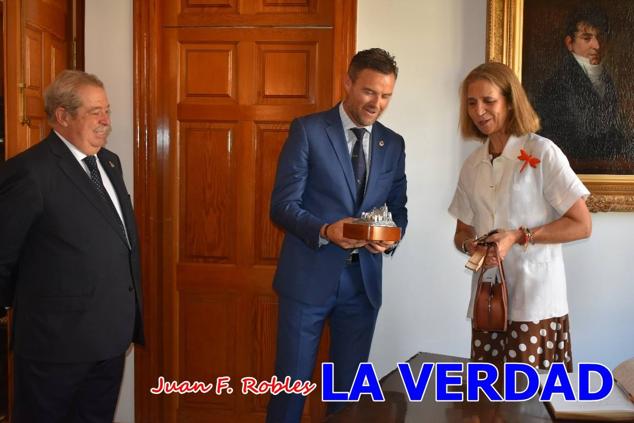La Infanta Elena fue recibida por el alcalde de Caravaca, José Francisco García, en el Ayuntamiento; saludó a los concejales de la Corporación Municipal y firmó en el libro de honor del consistorio. El regidor caravaqueño entregó a doña Elena una maqueta del castillo-basílica de la Vera Cruz bañada en plata y varios pares de alpargatas de yute fabricadas en una fábrica caravaqueña. La misma que también ha servido este producto artesanal a la Reina Letizia y a Doña Sofía.
