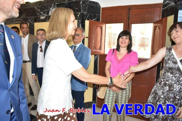 La Infanta Elena fue recibida por el alcalde de Caravaca, José Francisco García, en el Ayuntamiento; saludó a los concejales de la Corporación Municipal y firmó en el libro de honor del consistorio. El regidor caravaqueño entregó a doña Elena una maqueta del castillo-basílica de la Vera Cruz bañada en plata y varios pares de alpargatas de yute fabricadas en una fábrica caravaqueña. La misma que también ha servido este producto artesanal a la Reina Letizia y a Doña Sofía.
