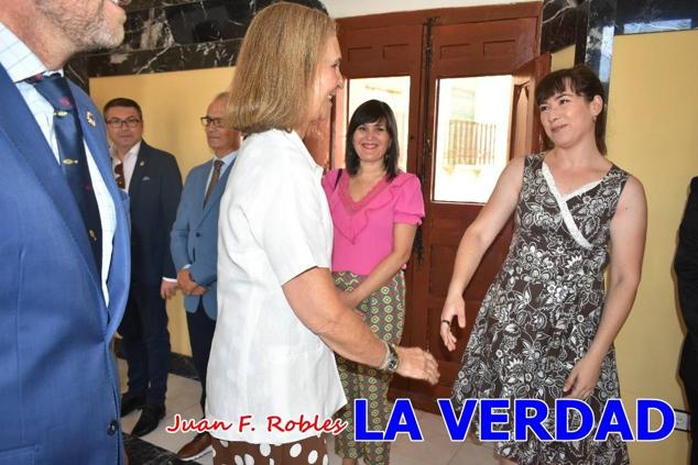 La Infanta Elena fue recibida por el alcalde de Caravaca, José Francisco García, en el Ayuntamiento; saludó a los concejales de la Corporación Municipal y firmó en el libro de honor del consistorio. El regidor caravaqueño entregó a doña Elena una maqueta del castillo-basílica de la Vera Cruz bañada en plata y varios pares de alpargatas de yute fabricadas en una fábrica caravaqueña. La misma que también ha servido este producto artesanal a la Reina Letizia y a Doña Sofía.