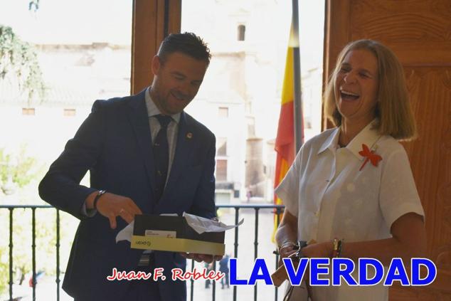 La Infanta Elena fue recibida por el alcalde de Caravaca, José Francisco García, en el Ayuntamiento; saludó a los concejales de la Corporación Municipal y firmó en el libro de honor del consistorio. El regidor caravaqueño entregó a doña Elena una maqueta del castillo-basílica de la Vera Cruz bañada en plata y varios pares de alpargatas de yute fabricadas en una fábrica caravaqueña. La misma que también ha servido este producto artesanal a la Reina Letizia y a Doña Sofía.
