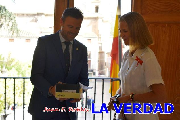 La Infanta Elena fue recibida por el alcalde de Caravaca, José Francisco García, en el Ayuntamiento; saludó a los concejales de la Corporación Municipal y firmó en el libro de honor del consistorio. El regidor caravaqueño entregó a doña Elena una maqueta del castillo-basílica de la Vera Cruz bañada en plata y varios pares de alpargatas de yute fabricadas en una fábrica caravaqueña. La misma que también ha servido este producto artesanal a la Reina Letizia y a Doña Sofía.