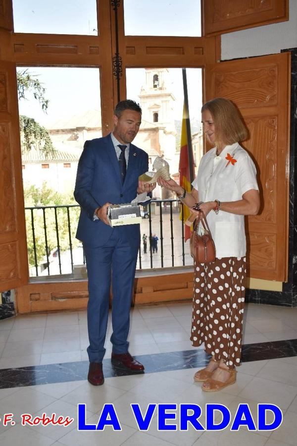 La Infanta Elena fue recibida por el alcalde de Caravaca, José Francisco García, en el Ayuntamiento; saludó a los concejales de la Corporación Municipal y firmó en el libro de honor del consistorio. El regidor caravaqueño entregó a doña Elena una maqueta del castillo-basílica de la Vera Cruz bañada en plata y varios pares de alpargatas de yute fabricadas en una fábrica caravaqueña. La misma que también ha servido este producto artesanal a la Reina Letizia y a Doña Sofía.