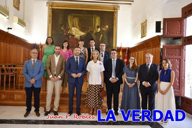 La Infanta Elena fue recibida por el alcalde de Caravaca, José Francisco García, en el Ayuntamiento; saludó a los concejales de la Corporación Municipal y firmó en el libro de honor del consistorio. El regidor caravaqueño entregó a doña Elena una maqueta del castillo-basílica de la Vera Cruz bañada en plata y varios pares de alpargatas de yute fabricadas en una fábrica caravaqueña. La misma que también ha servido este producto artesanal a la Reina Letizia y a Doña Sofía.