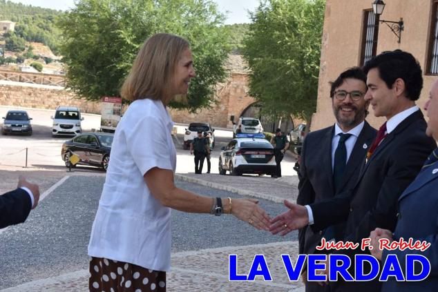 La visita de la Infanta Elena continuó en la Basílica donde saludó a los componentes de la Junta Representativa de la Cofradía de la Vera Cruz; a las puertas del templo saludó al rector de la basílica, Emilio Sánchez; y al vicario episcopal de la zona Caravaca-Mula, David Martínez; participó en un acto jubilar para ganar las indulgencias plenarias, adoró la Sagrada Reliquia y estuvo durante varios minutos a solas en la capilla de la Vera Cruz. 
