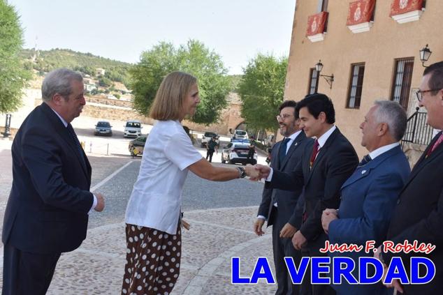 La visita de la Infanta Elena continuó en la Basílica donde saludó a los componentes de la Junta Representativa de la Cofradía de la Vera Cruz; a las puertas del templo saludó al rector de la basílica, Emilio Sánchez; y al vicario episcopal de la zona Caravaca-Mula, David Martínez; participó en un acto jubilar para ganar las indulgencias plenarias, adoró la Sagrada Reliquia y estuvo durante varios minutos a solas en la capilla de la Vera Cruz. 