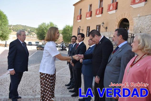 La visita de la Infanta Elena continuó en la Basílica donde saludó a los componentes de la Junta Representativa de la Cofradía de la Vera Cruz; a las puertas del templo saludó al rector de la basílica, Emilio Sánchez; y al vicario episcopal de la zona Caravaca-Mula, David Martínez; participó en un acto jubilar para ganar las indulgencias plenarias, adoró la Sagrada Reliquia y estuvo durante varios minutos a solas en la capilla de la Vera Cruz. 