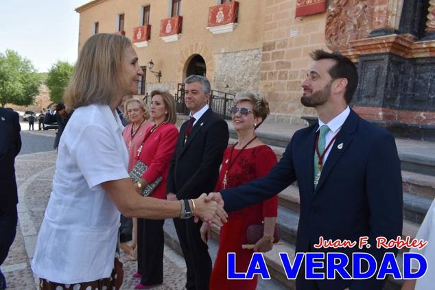 La visita de la Infanta Elena continuó en la Basílica donde saludó a los componentes de la Junta Representativa de la Cofradía de la Vera Cruz; a las puertas del templo saludó al rector de la basílica, Emilio Sánchez; y al vicario episcopal de la zona Caravaca-Mula, David Martínez; participó en un acto jubilar para ganar las indulgencias plenarias, adoró la Sagrada Reliquia y estuvo durante varios minutos a solas en la capilla de la Vera Cruz. 
