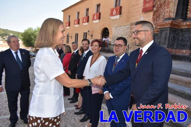 La visita de la Infanta Elena continuó en la Basílica donde saludó a los componentes de la Junta Representativa de la Cofradía de la Vera Cruz; a las puertas del templo saludó al rector de la basílica, Emilio Sánchez; y al vicario episcopal de la zona Caravaca-Mula, David Martínez; participó en un acto jubilar para ganar las indulgencias plenarias, adoró la Sagrada Reliquia y estuvo durante varios minutos a solas en la capilla de la Vera Cruz. 