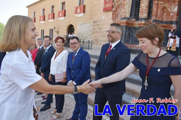 La visita de la Infanta Elena continuó en la Basílica donde saludó a los componentes de la Junta Representativa de la Cofradía de la Vera Cruz; a las puertas del templo saludó al rector de la basílica, Emilio Sánchez; y al vicario episcopal de la zona Caravaca-Mula, David Martínez; participó en un acto jubilar para ganar las indulgencias plenarias, adoró la Sagrada Reliquia y estuvo durante varios minutos a solas en la capilla de la Vera Cruz. 