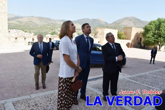 La visita de la Infanta Elena continuó en la Basílica donde saludó a los componentes de la Junta Representativa de la Cofradía de la Vera Cruz; a las puertas del templo saludó al rector de la basílica, Emilio Sánchez; y al vicario episcopal de la zona Caravaca-Mula, David Martínez; participó en un acto jubilar para ganar las indulgencias plenarias, adoró la Sagrada Reliquia y estuvo durante varios minutos a solas en la capilla de la Vera Cruz. 