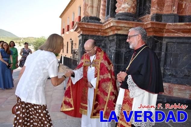 La visita de la Infanta Elena continuó en la Basílica donde saludó a los componentes de la Junta Representativa de la Cofradía de la Vera Cruz; a las puertas del templo saludó al rector de la basílica, Emilio Sánchez; y al vicario episcopal de la zona Caravaca-Mula, David Martínez; participó en un acto jubilar para ganar las indulgencias plenarias, adoró la Sagrada Reliquia y estuvo durante varios minutos a solas en la capilla de la Vera Cruz. 
