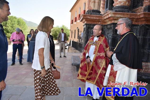 La visita de la Infanta Elena continuó en la Basílica donde saludó a los componentes de la Junta Representativa de la Cofradía de la Vera Cruz; a las puertas del templo saludó al rector de la basílica, Emilio Sánchez; y al vicario episcopal de la zona Caravaca-Mula, David Martínez; participó en un acto jubilar para ganar las indulgencias plenarias, adoró la Sagrada Reliquia y estuvo durante varios minutos a solas en la capilla de la Vera Cruz. 