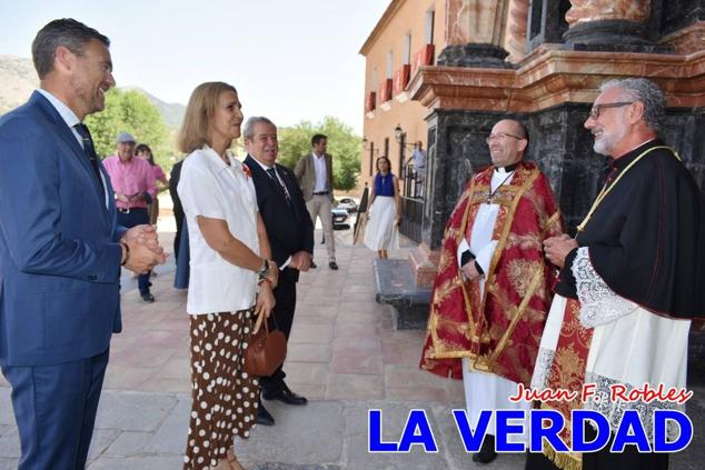 La visita de la Infanta Elena continuó en la Basílica donde saludó a los componentes de la Junta Representativa de la Cofradía de la Vera Cruz; a las puertas del templo saludó al rector de la basílica, Emilio Sánchez; y al vicario episcopal de la zona Caravaca-Mula, David Martínez; participó en un acto jubilar para ganar las indulgencias plenarias, adoró la Sagrada Reliquia y estuvo durante varios minutos a solas en la capilla de la Vera Cruz. 